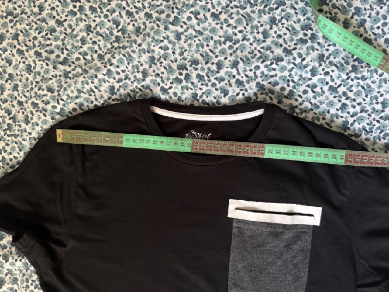 Camiseta preta com bolso cinza – photo 5